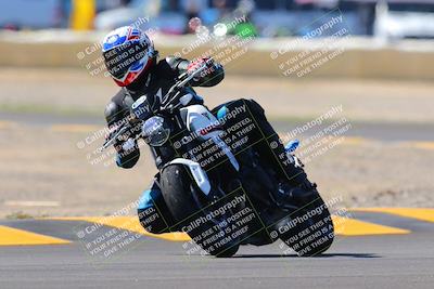 media/Oct-09-2022-SoCal Trackdays (Sun) [[95640aeeb6]]/Turn 2 (1110am)/